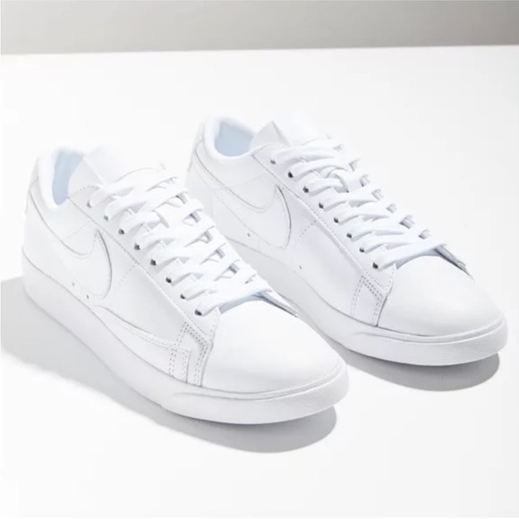 Nike Blazer Low LE Triple White - Picture 2 of 6